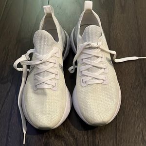 WOMENS 6.5 NIKE REACT INFINITY